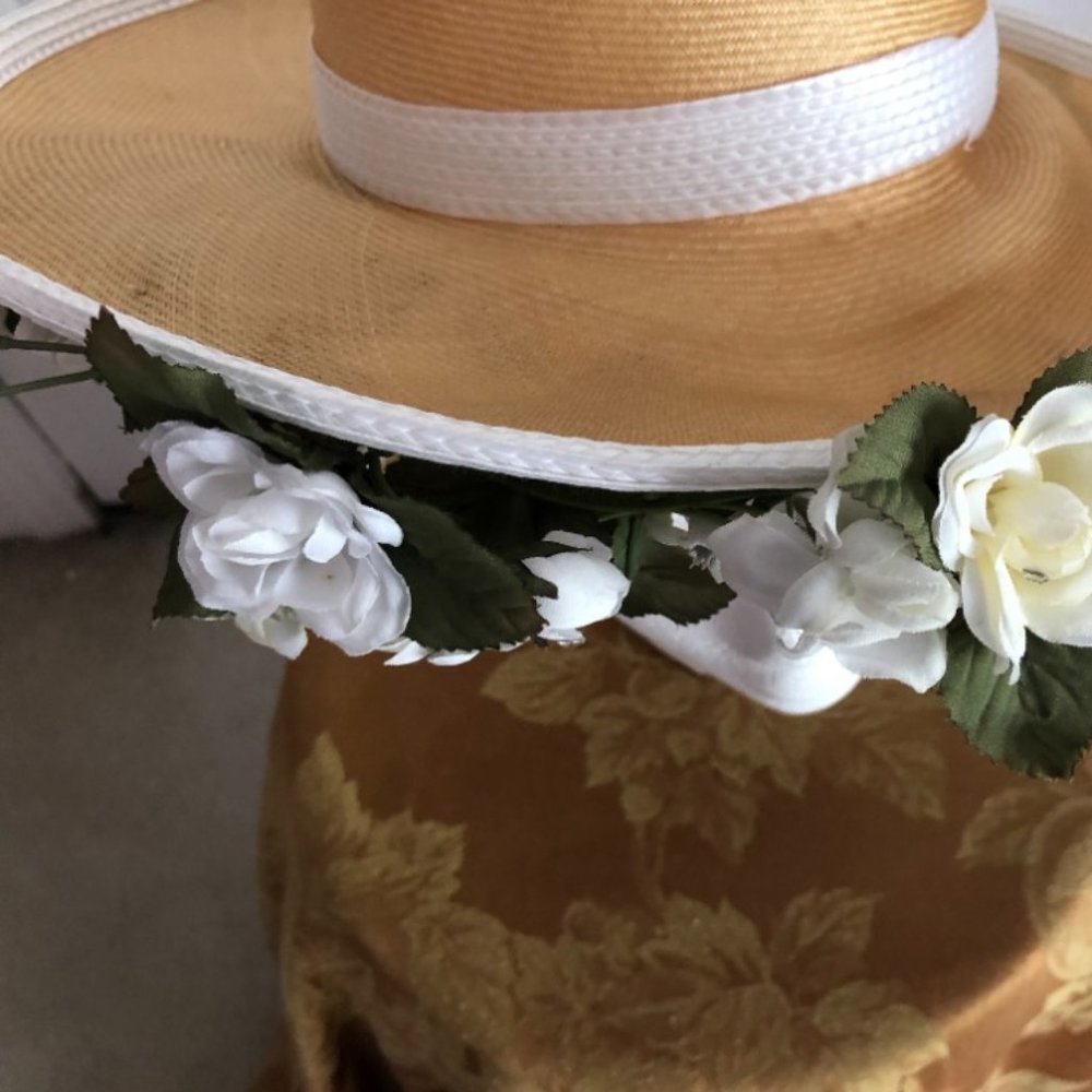 Ladies Straw Hat With Flowers